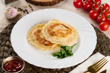 Мінічебуреки з куркою та сулугуні